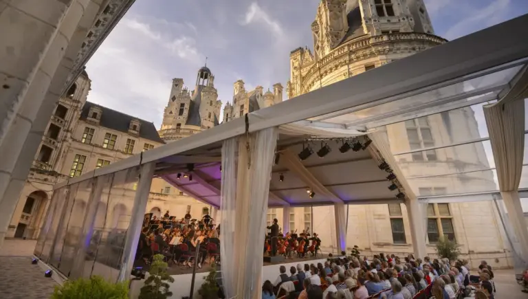 Le Festival de Chambord présente la pianiste Vanessa Wagner pour des concerts classiques.