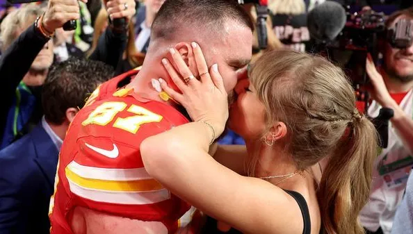 Taylor Swift attire l’attention lors d’un mariage marquant pour les célébrations américaines.