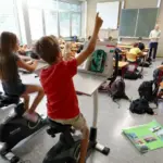 Le mouvement physique améliore l&rsquo;apprentissage chez les élèves en France selon des études.