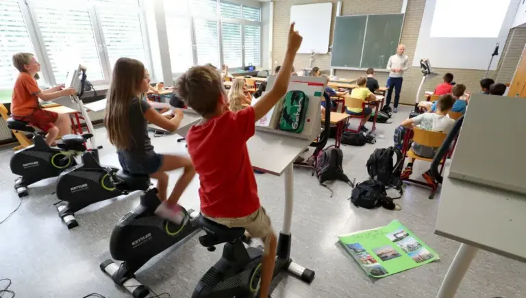 Le mouvement physique améliore l’apprentissage chez les élèves en France selon des études.