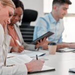 Les résumés de réunions générés par l’IA améliorent l’efficacité des équipes professionnelles.