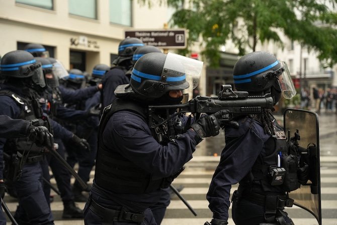 Les forces de l’ordre envisagent un nouveau cadre légal pour l’usage de la force