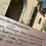 Montolieu : un banc gravé avec les prénoms des pétanqueurs attire l&rsquo;attention des visiteurs.