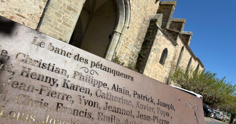 Montolieu : un banc gravé avec les prénoms des pétanqueurs attire l’attention des visiteurs.