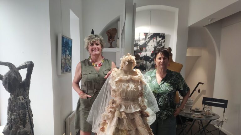 Christelle Garrigue, créatrice de robes infusées de poésie, allie haute culture et art du thé.