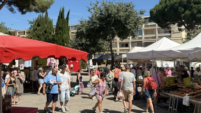 Marchés de l’été à Balaruc-les-Bains : un spectacle vivant attire curistes et locaux.