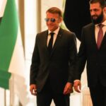 Emmanuel Macron porte ses lunettes d’aviateur lors de sa visite officielle à Damas, Syrie