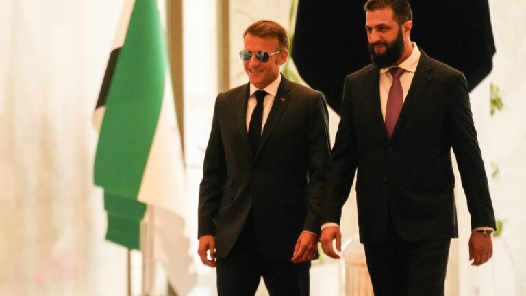 Emmanuel Macron porte ses lunettes d’aviateur lors de sa visite officielle à Damas, Syrie