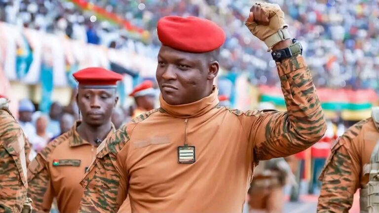 France et Burkina Faso échangent des diplomates, confirmant la rupture des relations.