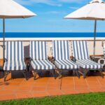 Un Britannique disperse des poils à gratter sur des serviettes de touristes à la piscine.