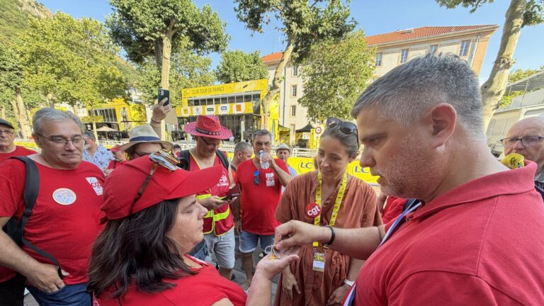 Sophie Binet souligne l’importance des libertés syndicales lors de la remise des clés de la CGT à Foix.