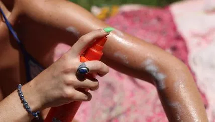 Fréquence recommandée de l’application de crème solaire selon les dermatologues en France