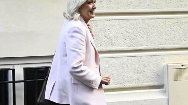 Marine Le Pen condamnée, affirme son éligibilité lors d’un déplacement en Sarthe.