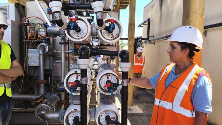 Test des eaux usées traitées à la station d’épuration de Béziers pour évaluer leur avenir.