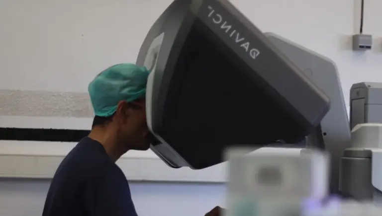 Chirurgie robotique : avancées médicales et formation des équipes en France
