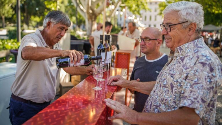 Jeudis de Nîmes : Les Costières adoptent le bleu blanc rouge pour France-Maroc.