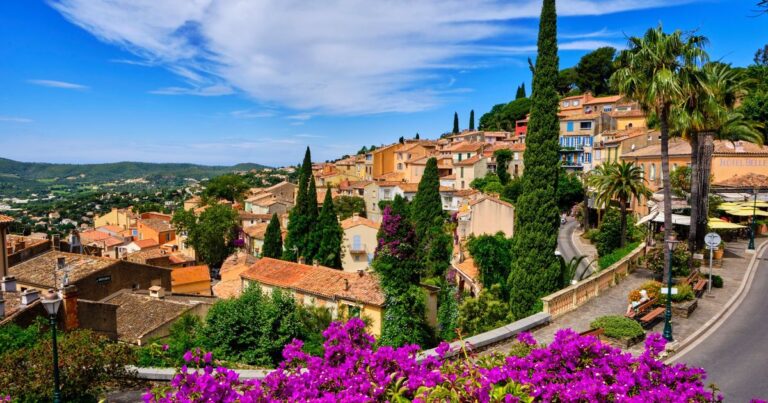 Bormes-les-Mimosas désigné « Village préféré des Français » par France Télévisions.