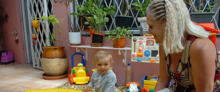 Babychou Services Sète recrute des professionnels pour travailler avec des enfants.