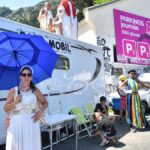 Le « pape du Tour » bénit les cyclistes au Tourmalet lors du Tour de France dans les Hautes-Pyrénées.