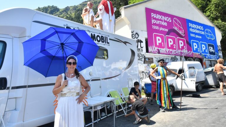 Le « pape du Tour » bénit les cyclistes au Tourmalet lors du Tour de France dans les Hautes-Pyrénées.