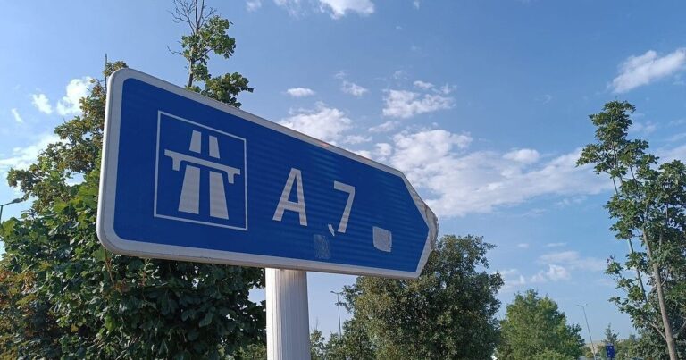Autoroute A7 : un camion traverse le terre-plein et bloque les voies opposées.