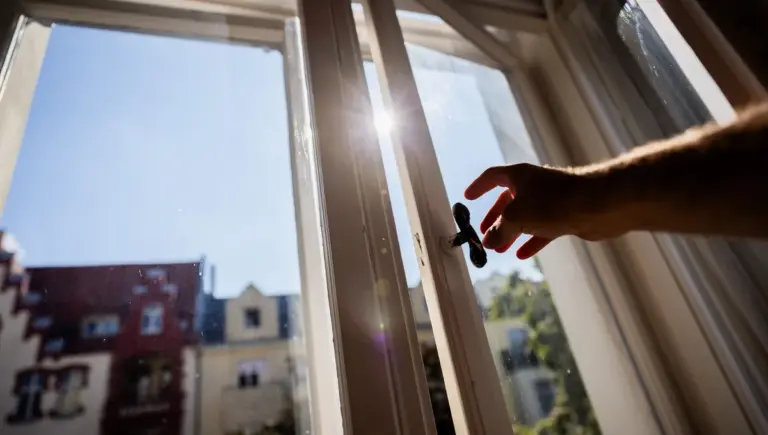 Canicule : Louisette, 93 ans, décède d’hyperthermie dans son logement sans volets.