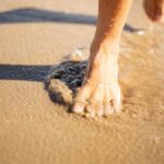 Les bienfaits de marcher dans le sable pour la santé, selon des études scientifiques.