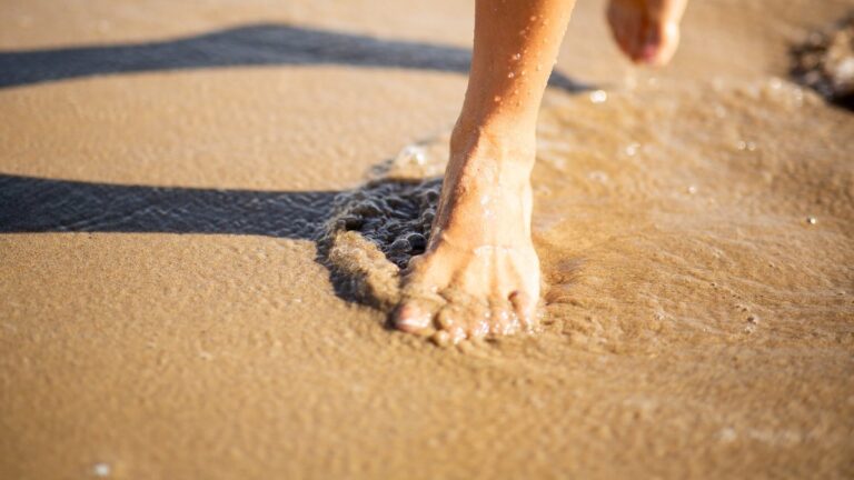 Les bienfaits de marcher dans le sable pour la santé, selon des études scientifiques.