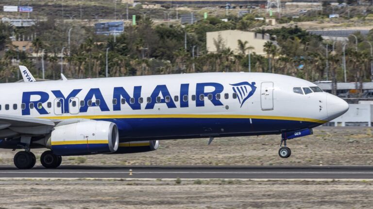 Grosse frayeur sur un vol Ryanair : un passager en danger d’être aspiré hors de l’avion.