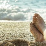 Arrêt maladie : peut-on partir en vacances sans risquer des sanctions ?