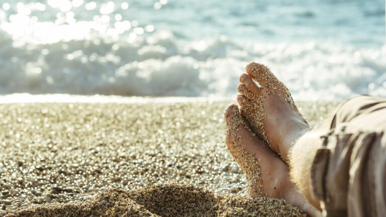 Arrêt maladie : peut-on partir en vacances sans risquer des sanctions ?