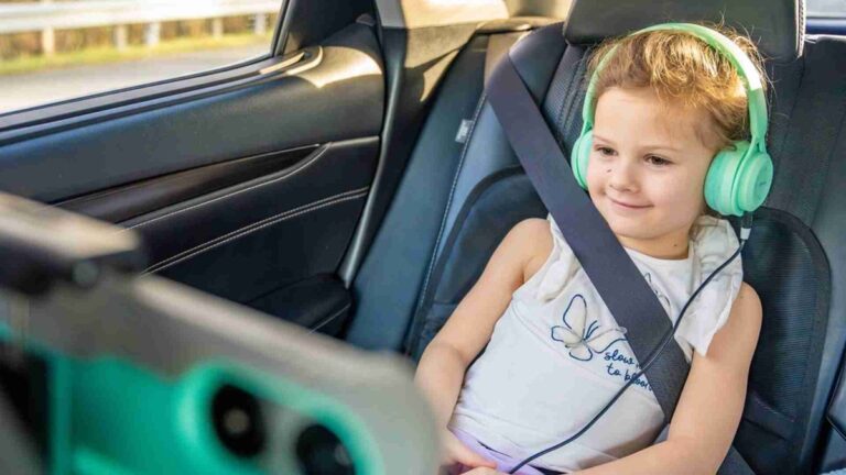Départs en vacances : stratégies des parents pour occuper les enfants lors des trajets longs