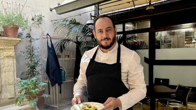 Nicolas Fontaine, chef des Halles, met en avant la tomate dans sa nouvelle recette estivale.