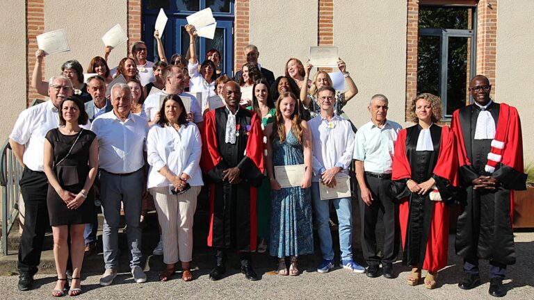Vingt nouveaux secrétaires de mairie diplômés grâce à un dispositif inédit en France.