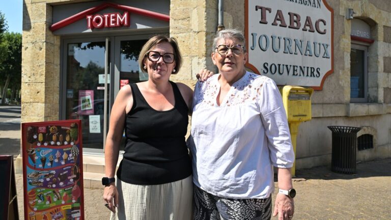 Martine et Aurélie, employées du bureau de tabac « Le d’Artagnan » à Auch, adaptent leur quotidien.