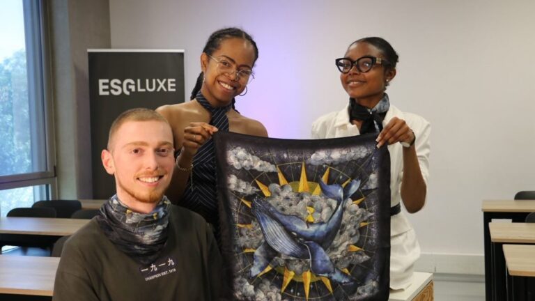 Trois étudiants toulousains créent un foulard pour améliorer le quotidien des enfants malades.