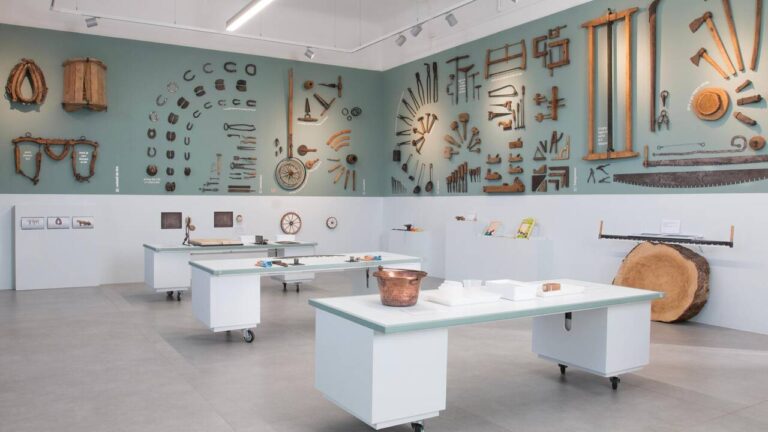 Musée au Tessin : des objets témoignant du génie paysan d’autrefois exposés.
