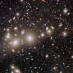 Tensions dans le modèle cosmologique suite aux nouvelles mesures de la constante de Hubble