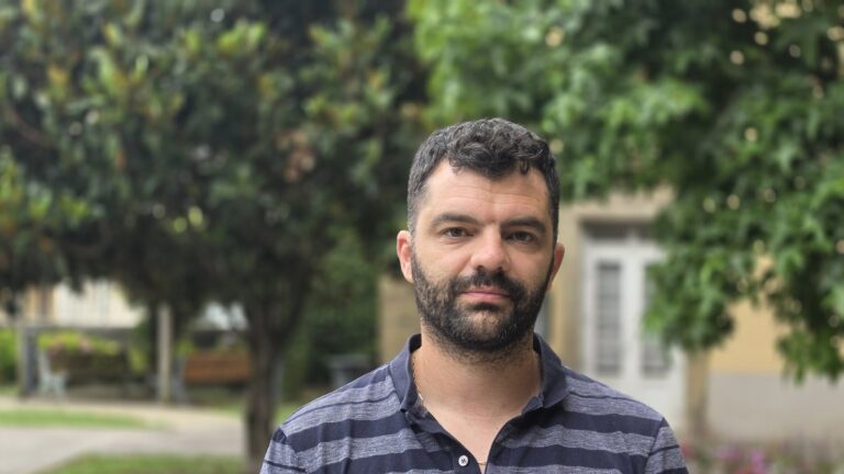 Contrôle des établissements scolaires à Foix après détection d’un gaz radioactif dans une école.