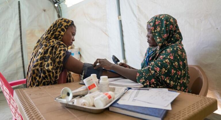 Les coupes dans l’aide humanitaire affectent les femmes dans les zones de conflit.