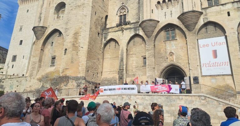 Festival d’Avignon : 500 participants s’opposent aux coupes budgétaires dans la culture
