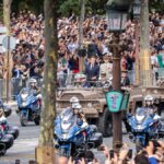 Défilé militaire français sur les Champs-Élysées : avions, hélicoptères et troupes à pied présents.
