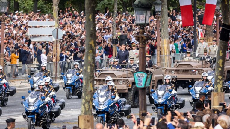 Défilé militaire français sur les Champs-Élysées : avions, hélicoptères et troupes à pied présents.