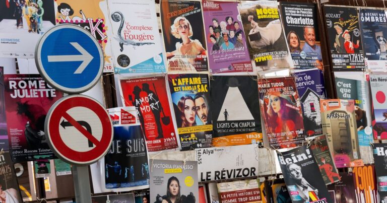 Les professionnels de la culture protestent contre les coupes budgétaires au Festival d’Avignon.