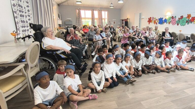 Des écoliers de Saint-Gaudens chantent Aznavour pour les résidents d’un Ehpad.
