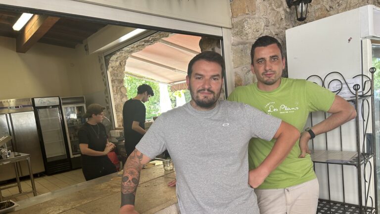 Deux anciens journalistes de Canal + et TF1 ouvrent un restaurant au camping des Plans, à Mialet.