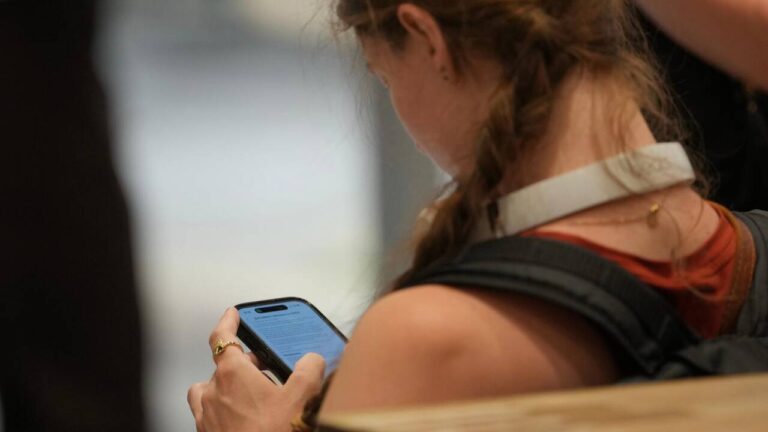 Le Royaume-Uni impose un couvre-feu sur les réseaux sociaux pour les adolescents.