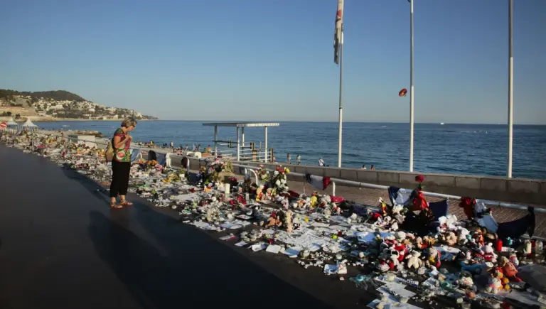 Mémoire de l’attentat de Nice : un rapport souligne des lacunes dans les commémorations officielles.