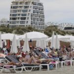Saisonniers peinent à se loger et à se garer sur le littoral français après l’embauche.
