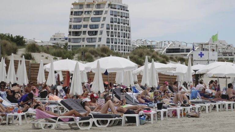 Saisonniers peinent à se loger et à se garer sur le littoral français après l’embauche.